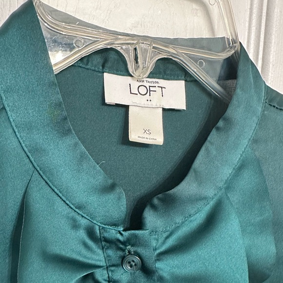Loft tuxedo silky shirt size XS in emerald - Picture 2 of 3